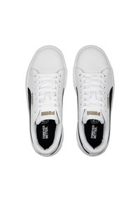 Bijele kožne tenisice s crnim detaljima, okrugli vrh, ravne vezice i podstavljeni ulošci. Zlatni "PUMA" logo na jeziku.