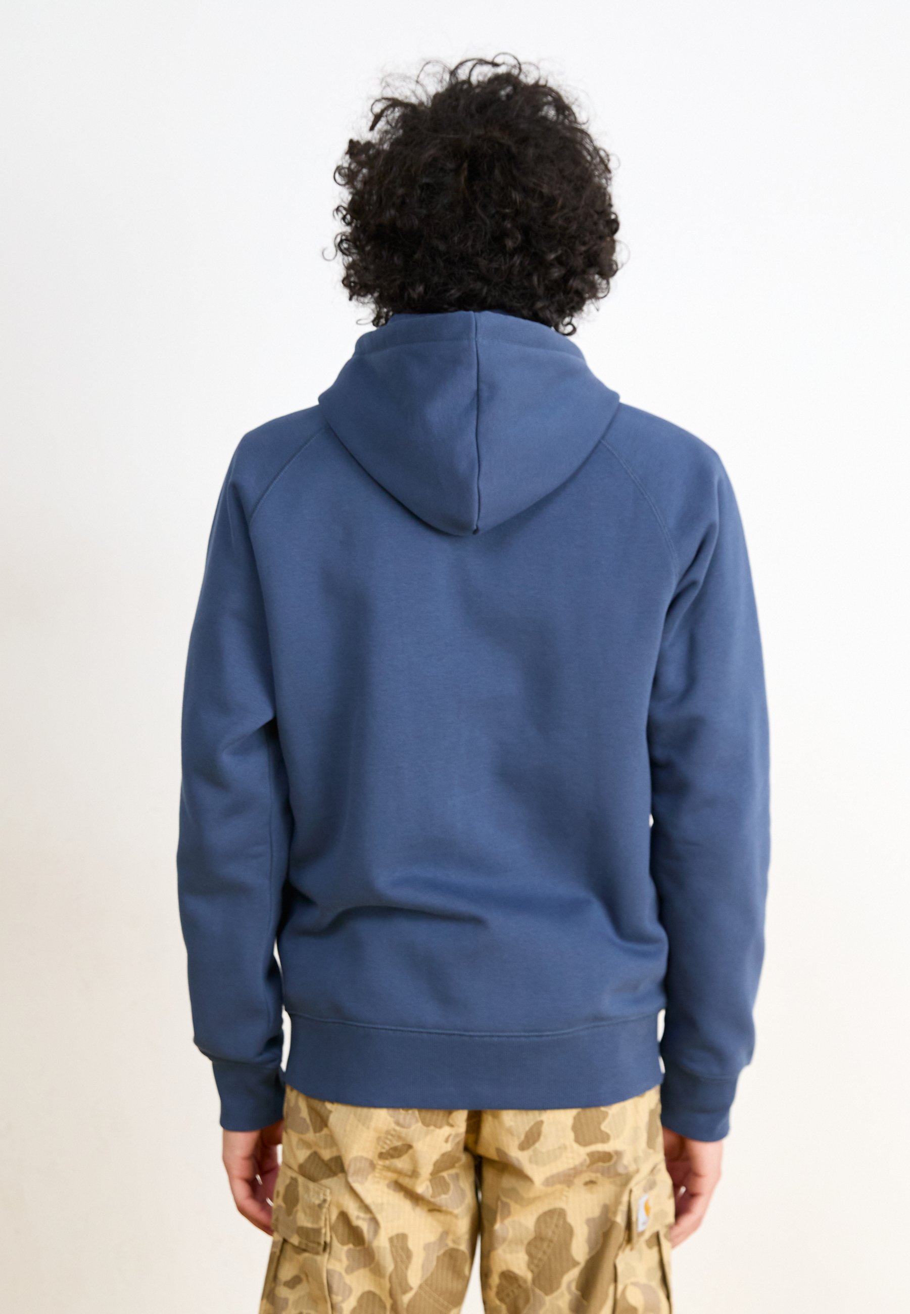 【carhartt】\"Hooded Chase\"フードチェイスフーディ/Dusky Blue Carhartt WIP Hoodie Chase ZHD - navy blue (dusky blue/gold)