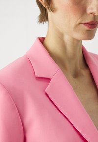 HUGO AITA - Blazer - open pink