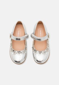 Stříbrné baleríny Mary Jane s lesklým povrchem, zdobené metalickými květinovými detaily a pásem se sponou. Hladký povrch, kulatá špička.