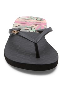 Svart flip-flop med en teksturert svart såle. Fotbedet har et blomsterdesign i rosa og grønne nyanser, med en svart gummistropp.