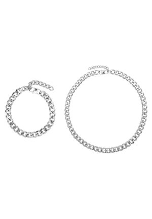 Silberne Metallkette und Armband. Beide verfügen über ineinandergreifende Glieder, das Armband ist kleiner und hat einen verstellbaren Verschluss.