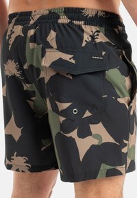 Camo-uimashortsit mustina, vihreinä ja beigenä.  Joustoedestä, takatasku läpällä ja kevyt, nopeasti kuivuva kangas.