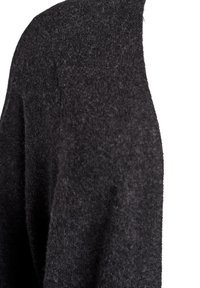 Dunkelgrauer Wollpullover mit weicher Textur und lässiger Passform; verfügt über einen weiten Ausschnitt und herunterhängende Schulternaht.