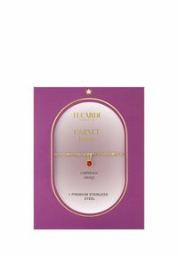 Goudkleurige roestvrijstalen armband met een ronde granaathanger aan een fijn kettinkje, gepresenteerd op een paarse kaart.