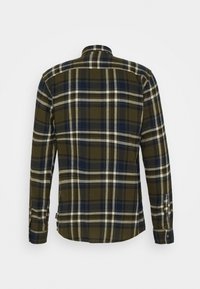 Chemise à manches longues à carreaux en vert olive, bleu marine et beige. Dotée de poignets à bouton et d'un col classique ; tissu doux et texturé.