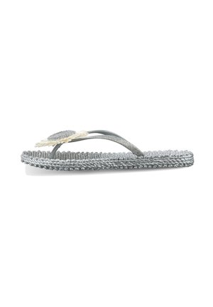 Infradito con suola intrecciata argentata, sottili cinturini metallici e fiore decorativo in tessuto sulla parte superiore, mostrata di lato su sfondo bianco.