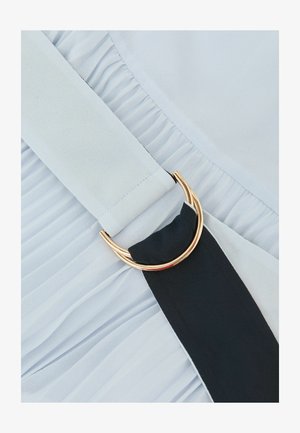 Ţesătură plisată albastru deschis cu o cataramă circulară aurie şi un accent negru pe partea stângă. Textură netedă cu detalii delicate de drapaj.