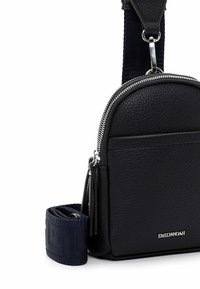 Schwarze strukturierte Leder-Umhängetasche mit silbernem Reißverschluss und blauem verstellbarem Träger, auf der Vorderseite mit der Marke "EMILY & NOAH" versehen.