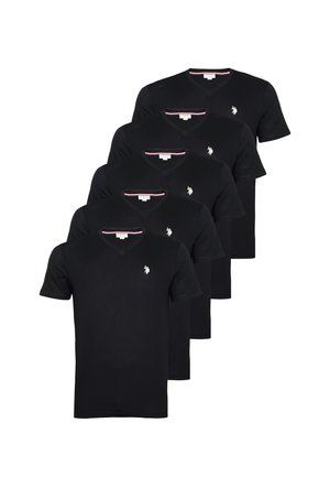 Pięć czarnych krótkich T-shirtów z dekoltem w serek ułożonych w stos, każdy z małym białym haftowanym logo na lewej piersi.