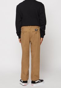 Vans BY AUTHENTIC - Chinos - brown