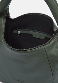 Zielona skórzana torebka o gładkiej fakturze, z wewnętrzną kieszenią na zamek błyskawiczny i czarną podszewką. Logo marki jest subtelnie wytłoczone.