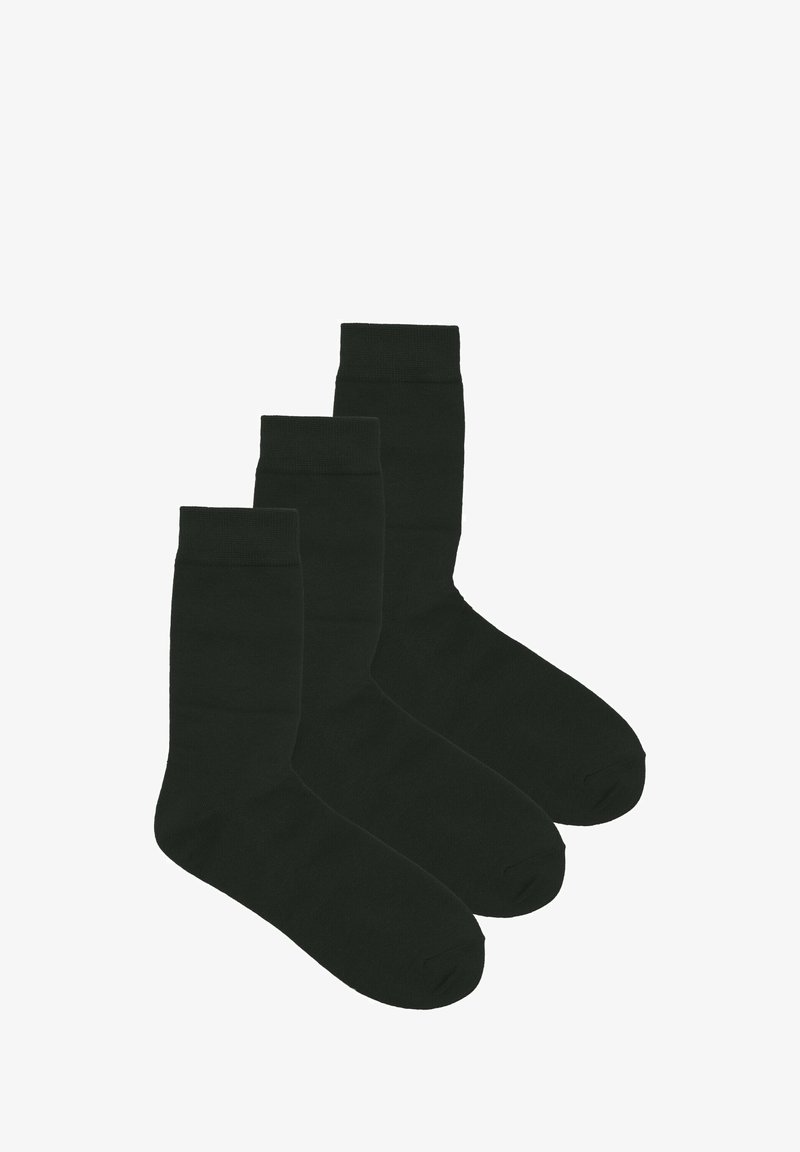 Drie paar effen zwarte sokken tot halverwege de kuit, naast elkaar gelegd op een witte achtergrond.