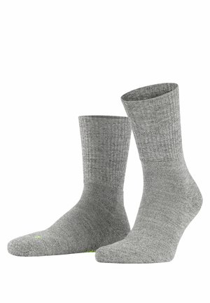 Grau gestreifte Crew-Socken aus weichem Material mit verstärktem Fersen- und Zehenbereich. Mit einem kleinen neongrünen Akzent an der Sohle.