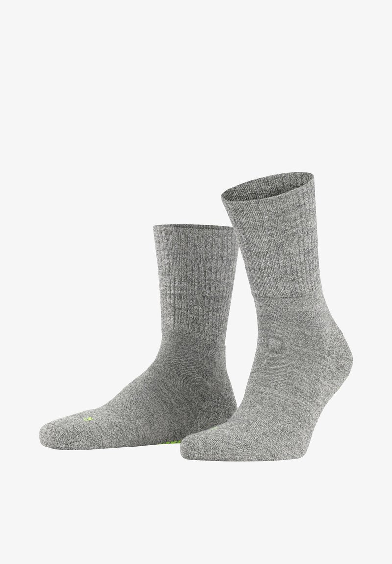 Grau gestreifte Crew-Socken aus weichem Material mit verstärktem Fersen- und Zehenbereich. Mit einem kleinen neongrünen Akzent an der Sohle.