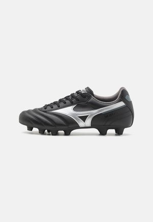 Crampons de football noirs avec accents argentés, tige en cuir, six crampons moulés, design texturé et système de laçage. Conçus pour jouer sur terrain ferme.