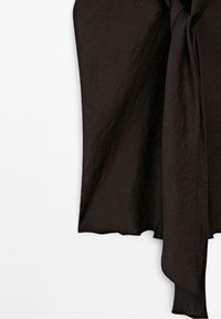 Schwarzer crinkle Stoffschal mit leichter Textur, der an einem Ende ein geknotetes Design und an den Rändern eine fließende Bewegung aufweist.