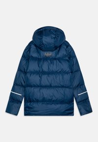 Chaqueta de plumón azul marino con capucha, textura acolchada, detalles reflectantes en las mangas y un logo en la parte trasera. Material suave y brillante.