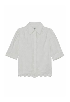 Biała bluzka z krótkim rękawem, z ostrym kołnierzem, zapięciem na guziki z przodu, kwiatowym haftem oraz falbaną z koronki wykończoną na rękawach i na dole.