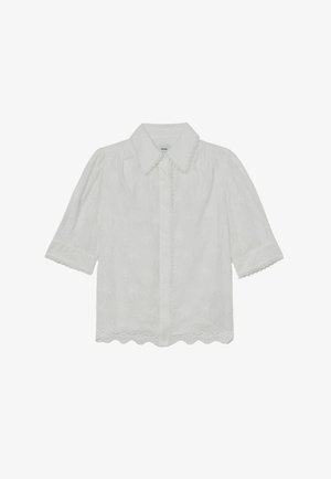 Witte blouse met korte mouwen, puntkraag, knoopsluiting aan de voorkant, bloemrijke borduursels en gezoomde kanten randen aan mouwen en zoom.