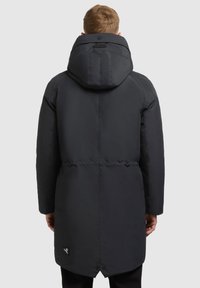Černá zateplená parka s kapucí, se staženým pasem, texturovanou tkaninou a logem na dolním pravém boku.