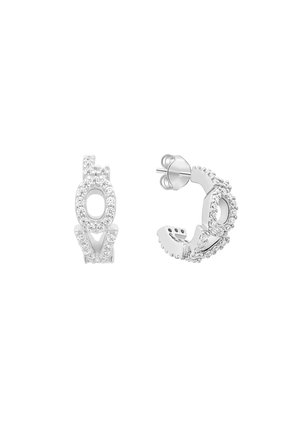 Silberne Creolen mit kleinen klaren Kristallen besetzt, die auf der Vorderseite die Buchstaben "O" und "V" bilden.