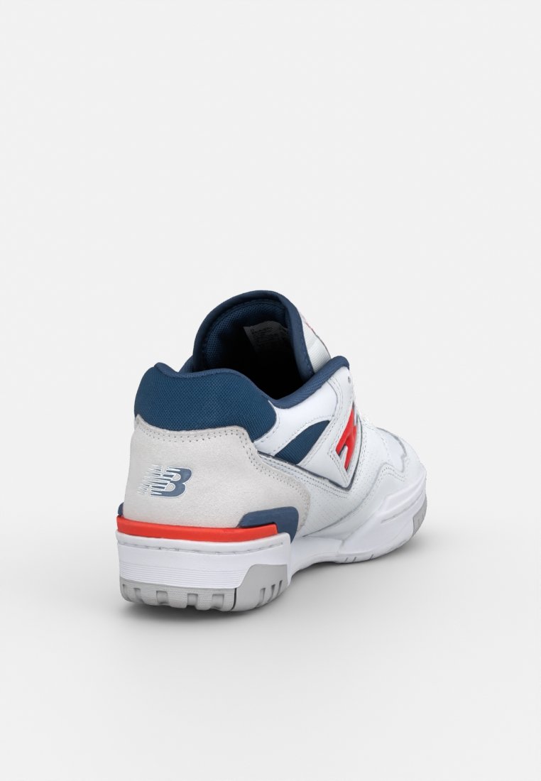 Scarpa sportiva bianca con accentuazioni blu navy, rosse e grigie; materiali in pelle e camoscio; punta arrotondata; collarino imbottito; suola in gomma texurizzata.