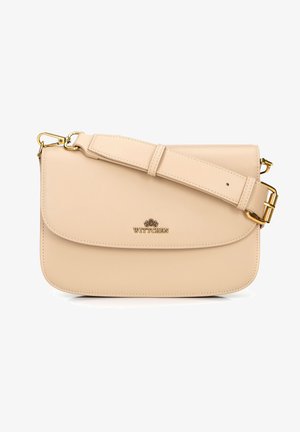 Bežová kožená crossbody taška s klopou. Obsahuje zlaté logo a nastavitelný popruh se zlatými kovovými prvky. Hladký povrch, obdélníkový tvar.