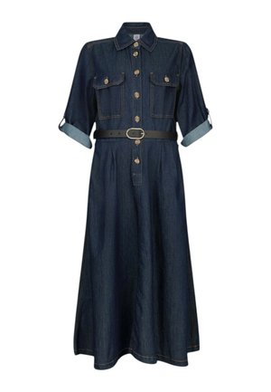 Vestito di denim con maniche corte arrotolate, due tasche frontali e chiusura frontale con bottoni. Presenta una cintura nera e un design svasato che arriva al ginocchio.