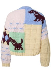 Sweter z dzianiny typu patchwork w pastelowych kolorach z brązowymi sylwetkami psów na plecach i rękawach.