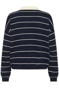 Marineblå sweater med hvide vandrette striber, lange ærmer, ribstrikkede manchetter og en lysefarvet krave.