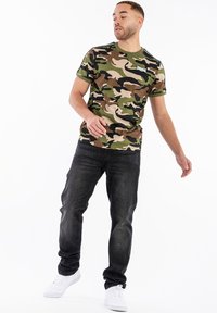 Lonsdale NORMALE PASSFORM GUNNISTA - Trükipildiga T-särk - camo woodland