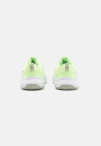 Nike Performance LEGEND ESSENTIAL 3 - Tenisice za trening - barely volt/olive aura/jade horizon