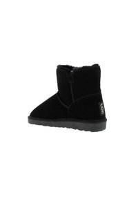 Botas negras hasta el tobillo hechas de suave ante con un forro de piel de peluche, con una suela de goma plana y un acento de logo en el lateral.