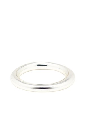 Glattes, glänzendes Silberarmband mit einer abgerundeten, polierten Oberfläche, dargestellt vor weißem Hintergrund.