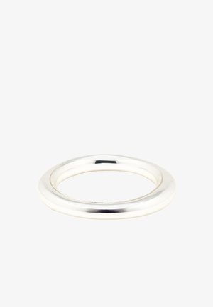 Bracelet jonc en argent lisse et brillant avec une surface arrondie et polie, présenté sur fond blanc.