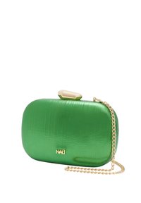 Grön, metallisk kuvertväska med rektangulär form, guldklädd axelrem och ett lock i krämfärg. Har en slät, glänsande textur.