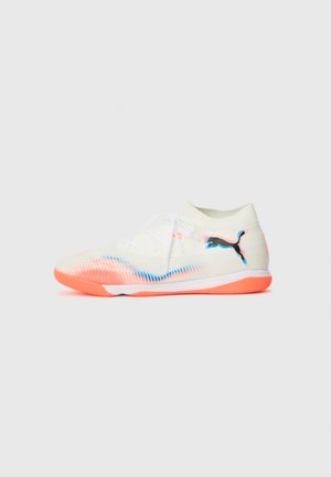 Baskets de sport blanches avec des accents dégradés orange et bleu, col type chaussette et logo noir. Tige texturée et semelle en caoutchouc plate.