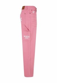 Pantalones de mezclilla rosa con un diseño de pierna recta, que cuentan con un bolsillo cargo lateral, dos bolsillos traseros y detalles de logo de marca en blanco.