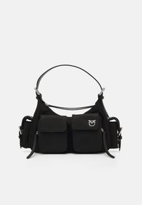 Saco de nylon preto com dois bolsos frontais, ferragens prateadas e uma alça curvada. Textura suave e design compacto e moderno.