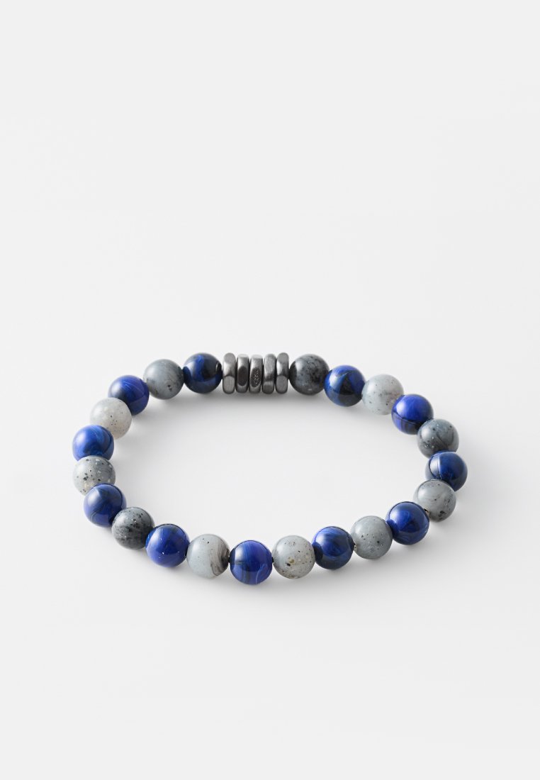Bracciale di perline con sfere blu e grigie in pietra, con una sezione metallica centrale di dischi più piccoli.