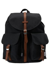 Zwarte canvasrugzak met klep, bruine leren accenten, twee voorzakken en verstelbare riemen. Voorzien van een trekkoordsluiting.