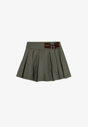 Grønternet plisseret nederdel med et brunt ruskindsbælte med sølvspænde. Stoffet har en tekstureret overflade, hvilket skaber en struktureret form.