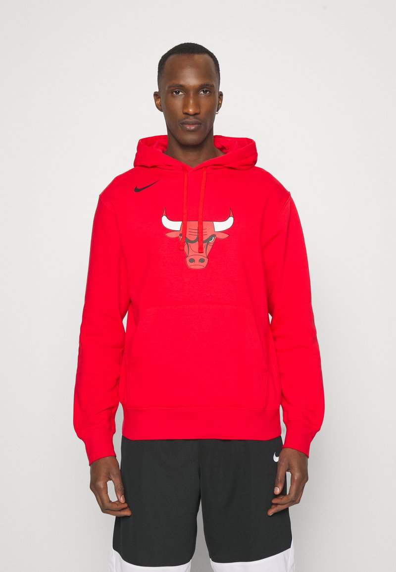 Červená mikina Nike s kapucňou s grafickým logom býka na prednej strane, obsahuje prednú vrecko, kapucňu so šnúrkou a rebrované manžety a lem.