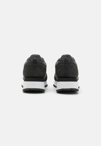 Colmar Originals TRAVIS PUNK HIGH OUTSOLE - Sneakers basse - black