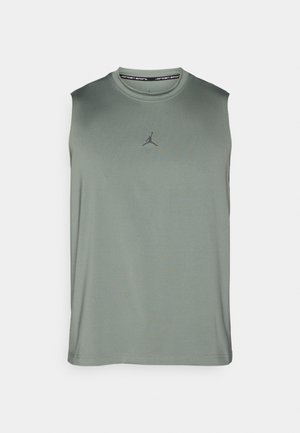 Mouwloos sporttopje in gedempte groene stof. Voorzien van een ronde halslijn en een subtiel zwart logo op de borst. Soepele textuur, zonder patronen.