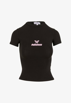 Must have lühikeste varrukatega must crop top, mis on valmistatud venivast materjalist. Esipaneelil on roosa "felicious" logo ja liblikadisain.