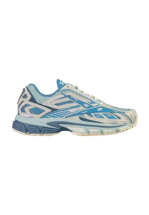 Scarpa da corsa azzurro chiaro e bianca con tessuto a rete, sovrapposizioni sintetiche e suola spessa ammortizzata vista di lato.