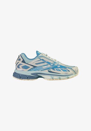 Scarpa da corsa azzurro chiaro e bianca con tessuto a rete, sovrapposizioni sintetiche e suola spessa ammortizzata vista di lato.