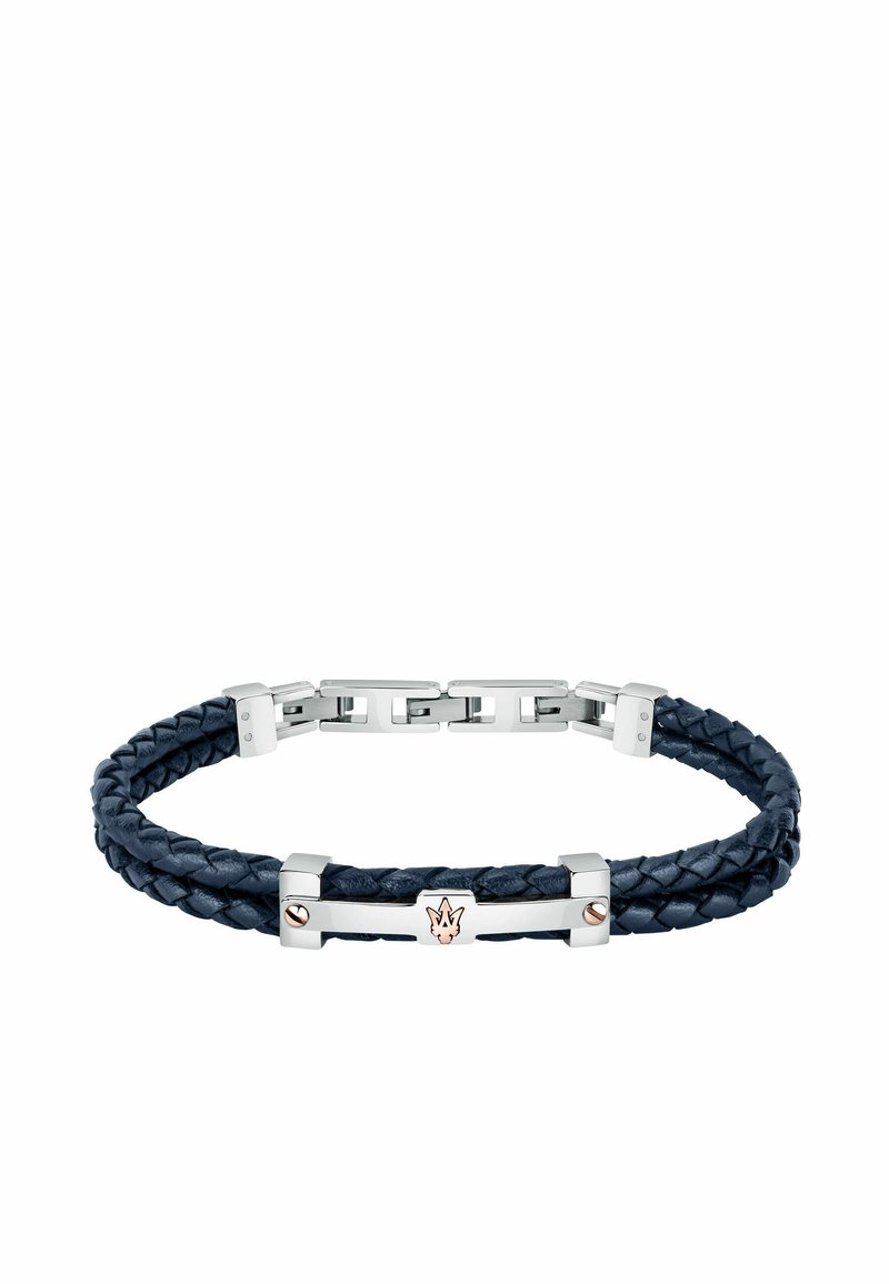 Bracciale in pelle intrecciata blu navy con accenti in metallo color argento, caratterizzato da un emblema centrale e da maglie alternate lisce e testurizzate.